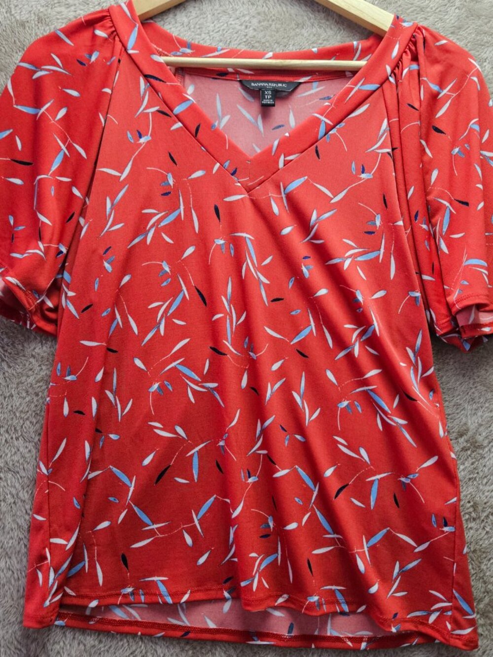 Banana Republic Blouse V-neck Top with a Leaf-like Print Red Geometric Size XS